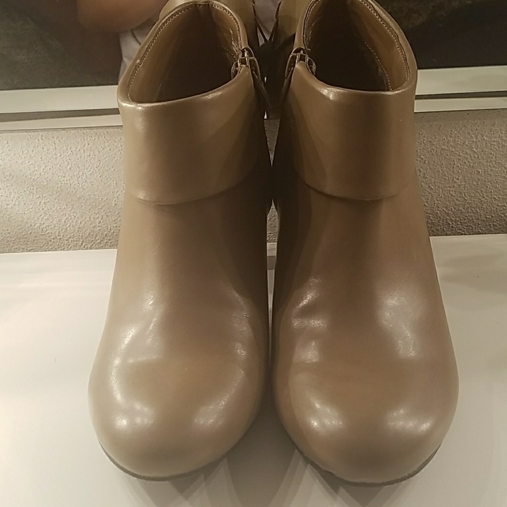 Shoes - Picture 2 of 5
